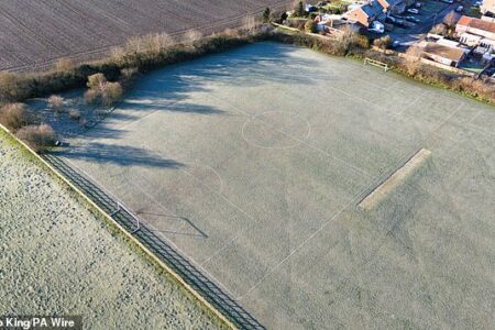 Britain braces for -10C Arctic blast after ‘extreme’ warning: Map exhibits how snow storm will sweep Britain this weekend leaving mounds greater than a FOOT deep